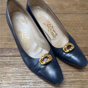 Vintage Navy Blue Ferragamo pumps with gold details - 7.5 narrow
